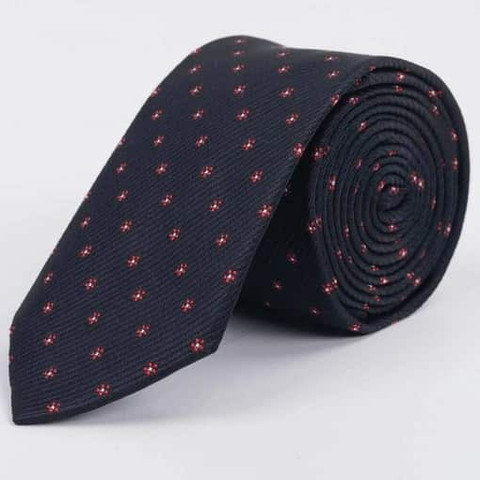 Черный галстук в фактурную полоску с цветочным красно-белым узором в аренду для мужских костюмов