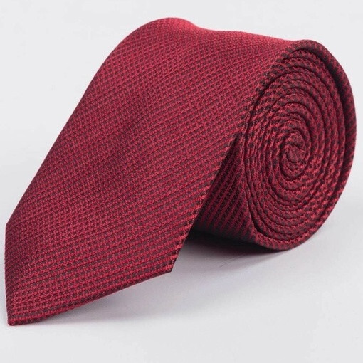 Кликните для увеличения изображения Аренда галстука бордового цвета с черным узором для мужского костюма