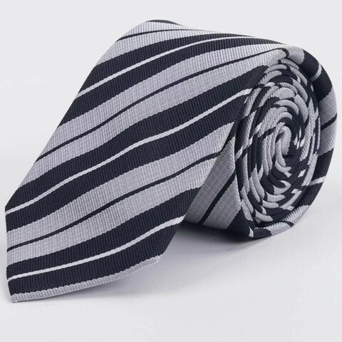 Серый галстук напрокат с чередующимися черными полосками для мужского костюма