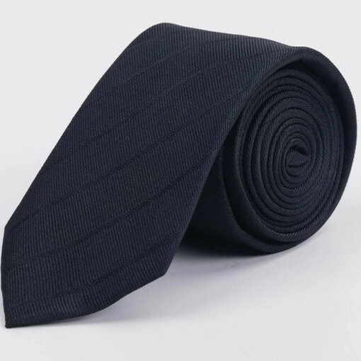 Кликните для увеличения изображения Черный галстук напрокат в тонкую полоску для мужского костюма