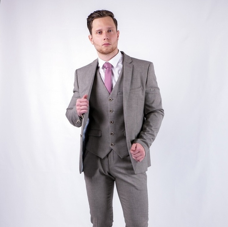 Кликните для увеличения изображения Прокат мужского костюма серо-коричневого цвета