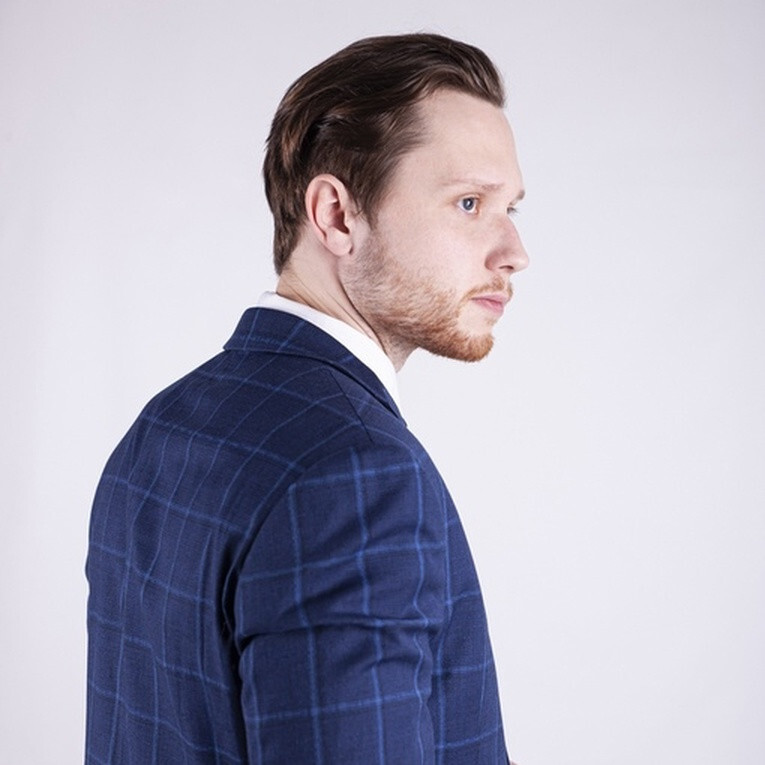 Кликните для увеличения изображения Аренда мужского костюма в светло-синюю клетку