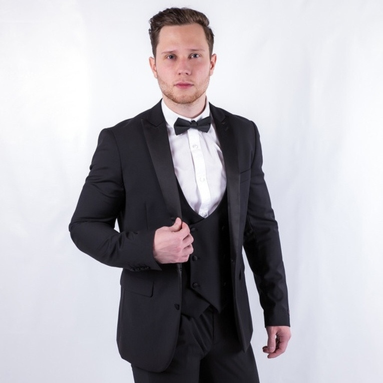 Кликните для увеличения изображения Аренда смокинга черного цвета с двубортной жилеткой