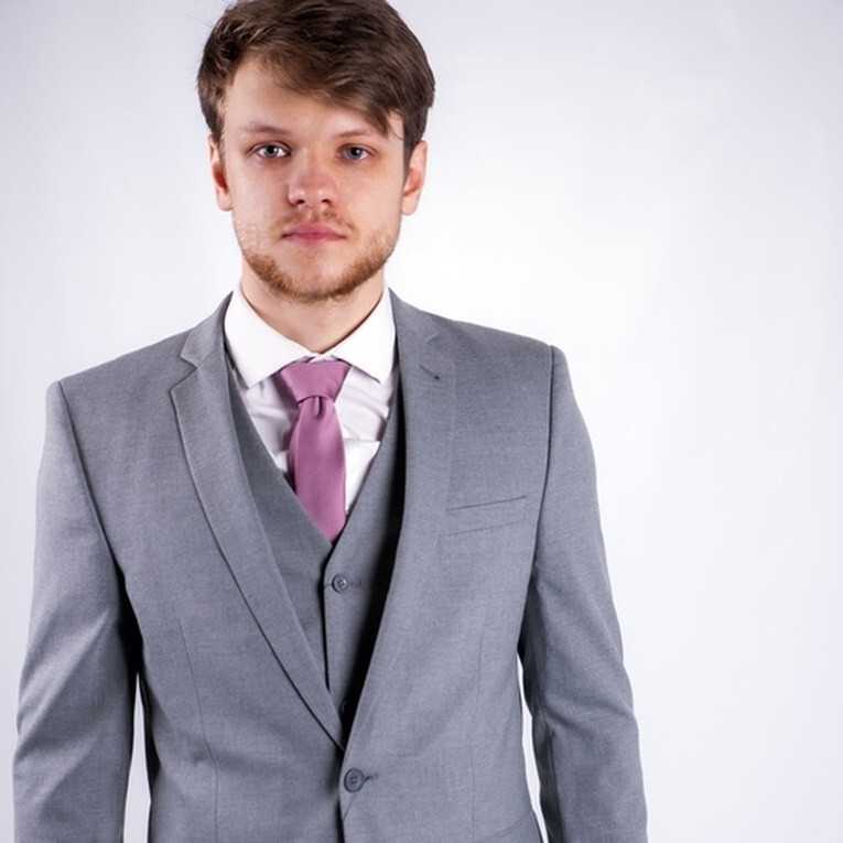 Кликните для увеличения изображения Прокат мужского костюма серого цвета