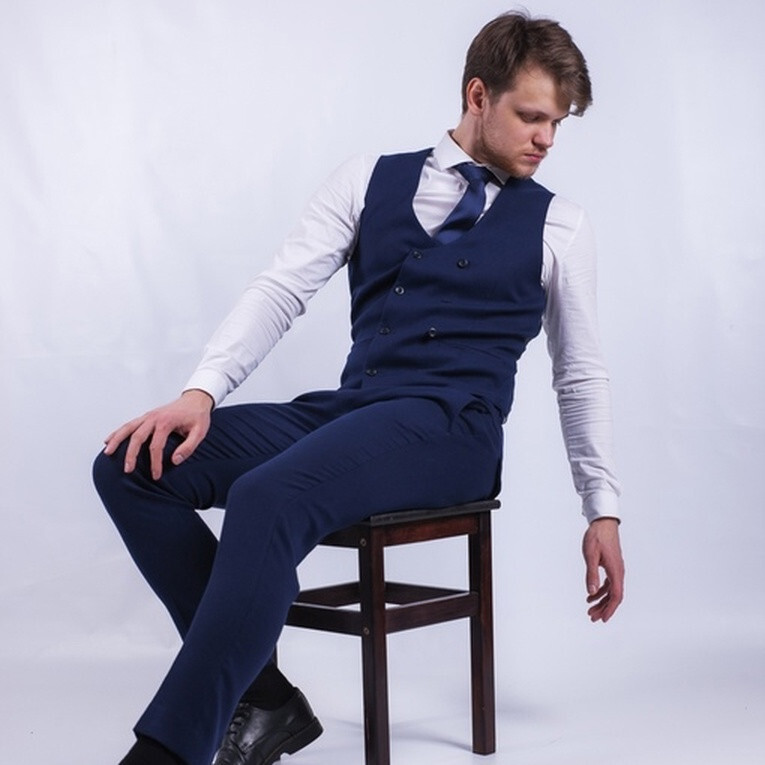 Кликните для увеличения изображения Прокат мужского костюма с двубортным жилетом темно-синего цвета