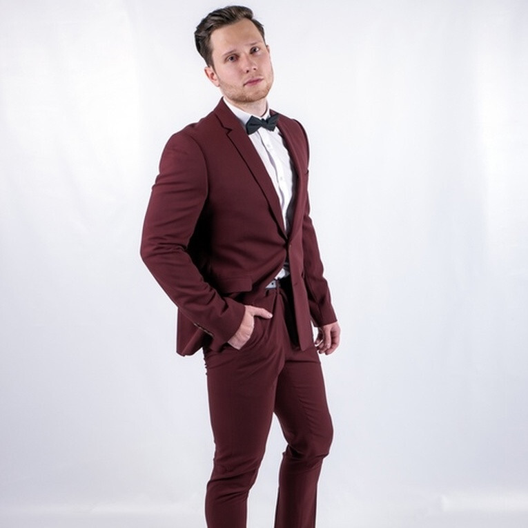 Кликните для увеличения изображения Аренда мужского костюма бордового цвета