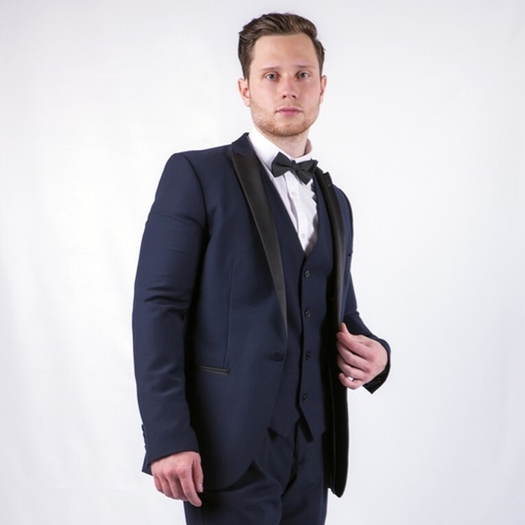 Кликните для увеличения изображения Аренда смокинга темно-синего цвета с однобортным жилетом