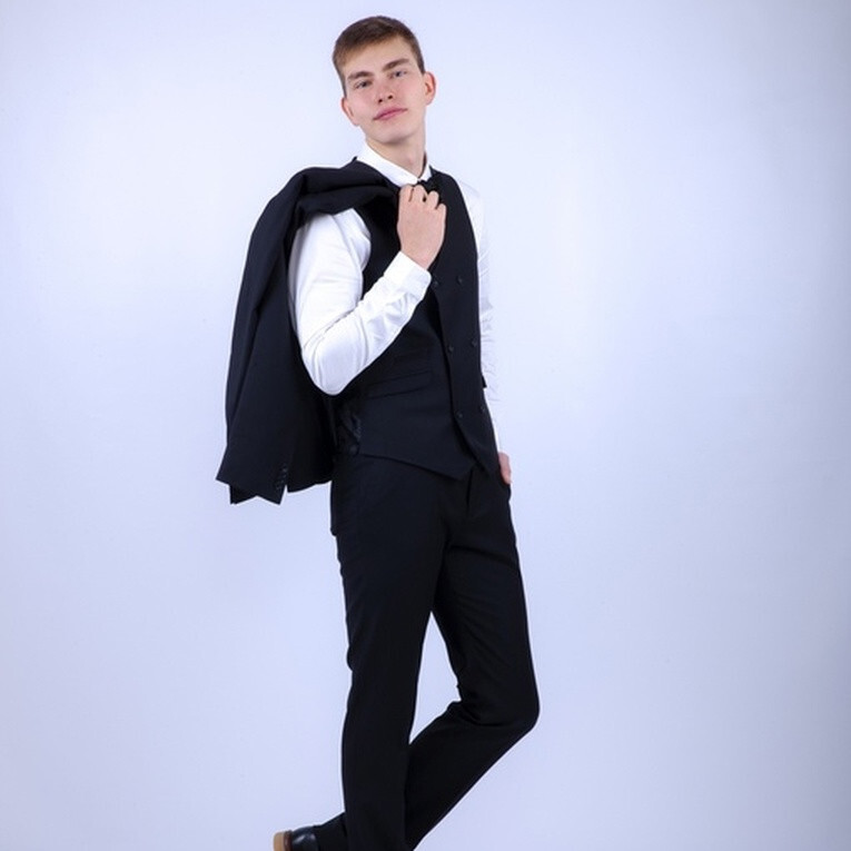 Кликните для увеличения изображения Прокат мужского костюма черного цвета