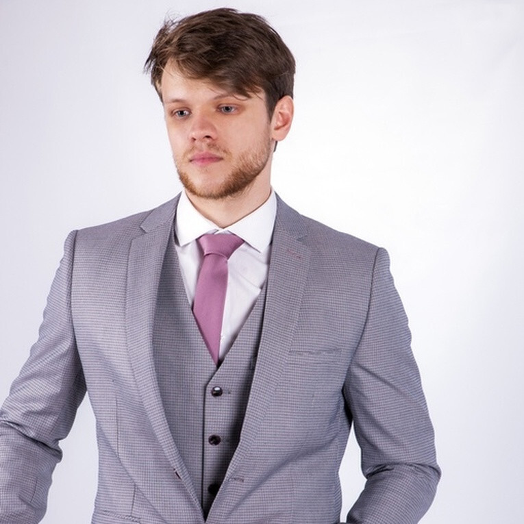 Кликните для увеличения изображения Прокат мужского костюма в мелкую серую клетку