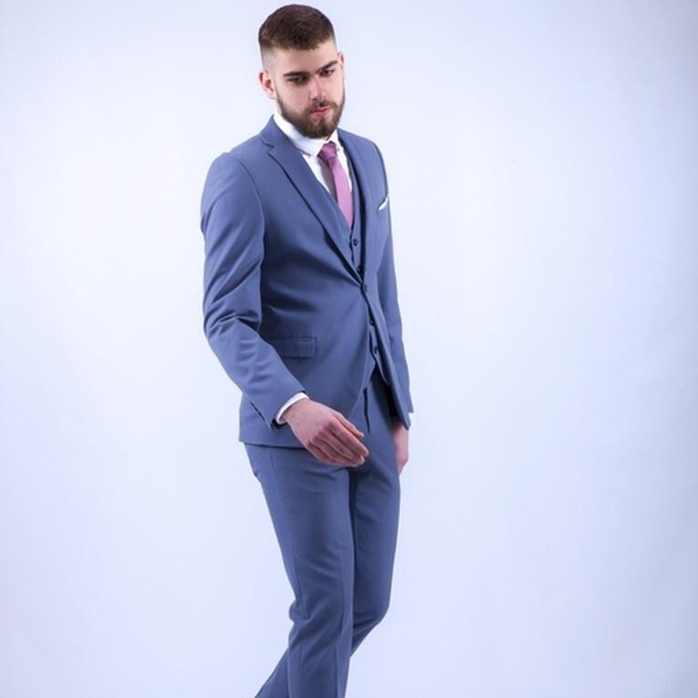 Кликните для увеличения изображения Прокат мужского костюма светло-серого цвета