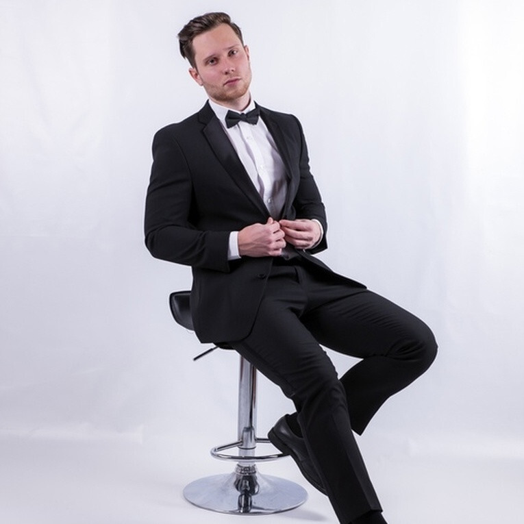 Кликните для увеличения изображения Аренда смокинга черного цвета с классическими брюками