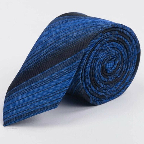 Арендовать синий галстук в полоску с эффектом градиента черного цвета для мужского костюма