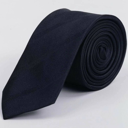 Кликните для увеличения изображения Аренда черного галстука в полоску с текстурой для мужского костюма