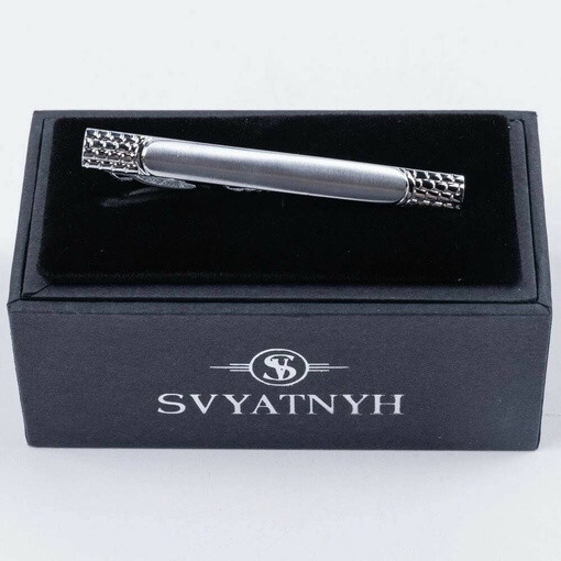 Кликните для увеличения изображения Аренда зажима с узорной гравировкой для мужского костюма