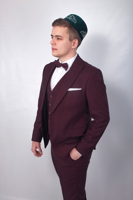 Кликните для увеличения изображения Мужской костюм бордового цвета в аренду