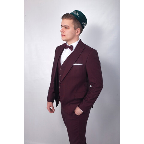 Мужской костюм бордового цвета в аренду