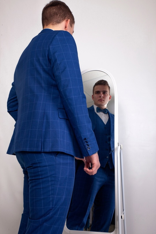 Кликните для увеличения изображения Мужской клетчатый костюм светло-синего цвета в аренду